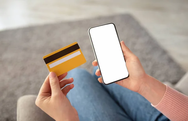 Snadná platba. Dámské ruce držící smartphone s prázdnou obrazovkou a kreditní kartou pro nákup zboží na internetu — Stock fotografie