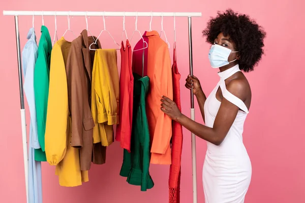Africké Shopaholic Žena nosící masku pro bezpečné nakupování, Studio Shot — Stock fotografie