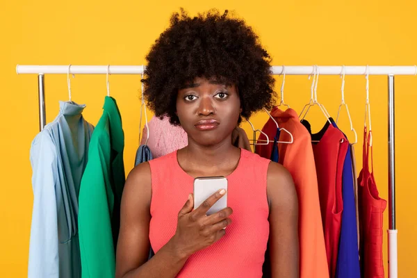 Sarı Arkaplanda Akıllı Telefon Pozisyonuyla Hoşnut Olmayan Siyah Kadın Alıcı — Stok fotoğraf