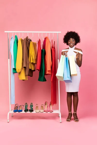 Africano americano senhora posando com Shopper sacos depois de fazer compras, Estúdio — Fotografia de Stock