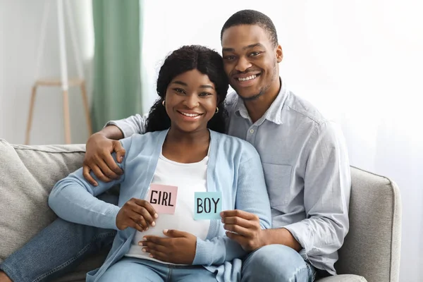 Positiv erwartende Familie hält bunte Karten Junge Mädchen — Stockfoto