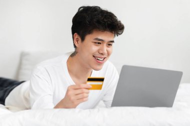 Evde online alışveriş, modern mağazadan mal siparişi, covid-19 tecrit