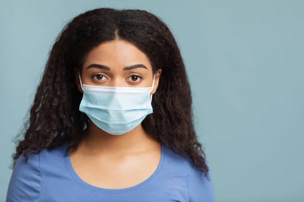 Health care concept. Portrait of african american lady wearing surgical mask — 스톡 사진