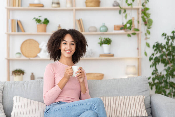 Отдых и расслабиться дома с горячим напитком, быть безопасным во время covid-19 блокировки