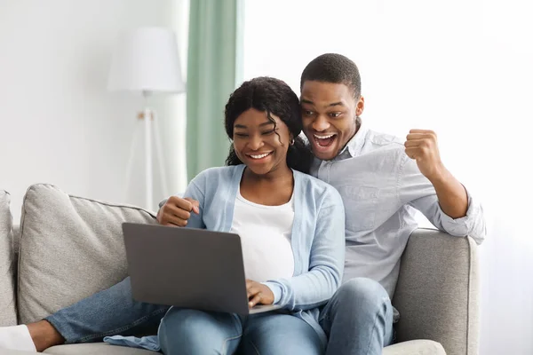 Emocional pareja de espera negro juego en línea, interior del hogar — Foto de Stock