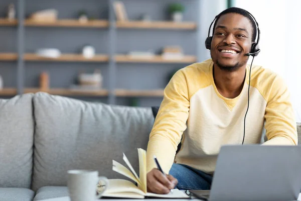 Radostný černošky chlap s online třídy doma — Stock fotografie