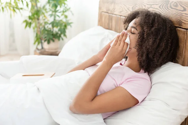 Soğuk algınlığı, grip ve covid-19 için ev tedavisi, sağlık hizmetleri, kendini izolasyon — Stok fotoğraf