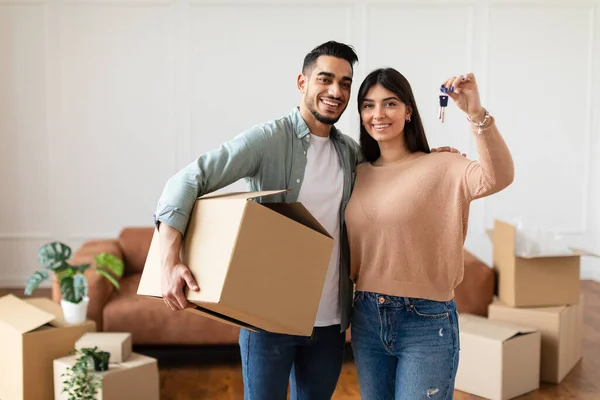 Glückliches Paar zeigt Schlüssel seiner Wohnung — Stockfoto