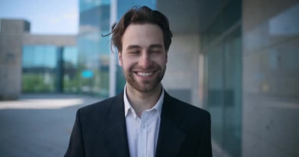 Bogăţie şi succes. Un om de afaceri încrezător de succes merge de-a lungul clădirii de birouri, zâmbind colegilor și camerei foto — Videoclip de stoc