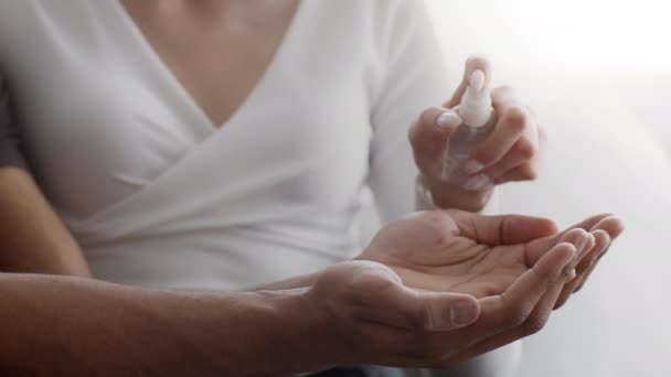 Maka besprutning Sanitizer på män händer inomhus, Beskuren — Stockvideo