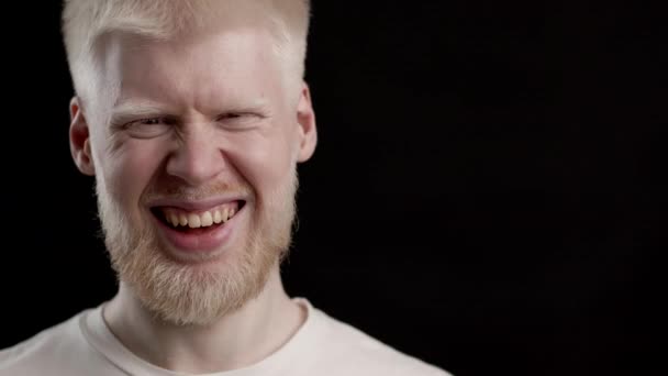 Pozytywny Albinos Man Gesturing Victory Sign Over Black Studio Tło — Wideo stockowe