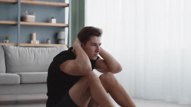 Entrenamiento Abdominales. Joven atleta motivado que practica ejercicios crujidos, entrenamiento en el suelo en casa, cámara lenta — Vídeos de Stock