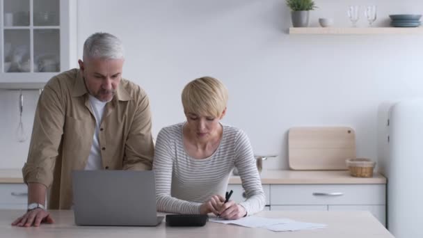 Fru Beräkna kostnader Att ha gräl med make om pengar inomhus — Stockvideo