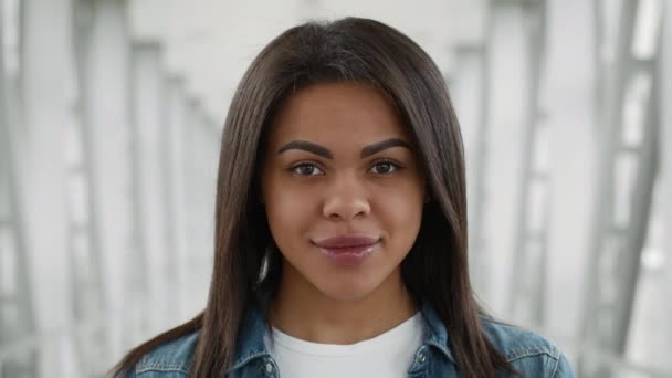 Feliz mujer afroamericana viajero posando de pie en el aeropuerto — Vídeo de stock