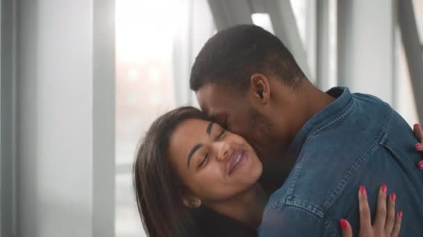 Marido negro beijando e abraçando esposa se encontrando com ela no aeroporto — Vídeo de Stock