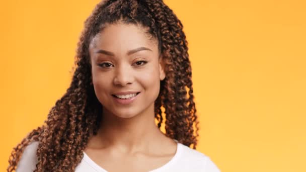 Stúdió portré vidám pozitív fiatal afro-amerikai hölgy mutatja OK gesztus és széles mosoly a kamera — Stock videók