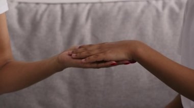 Aile güvencesi. Küçük Afro-Amerikalı kızın yakın plan çekimi. Annesinin avucunun içine koyması, kadının tasarruf yapması ve önemsemesi.