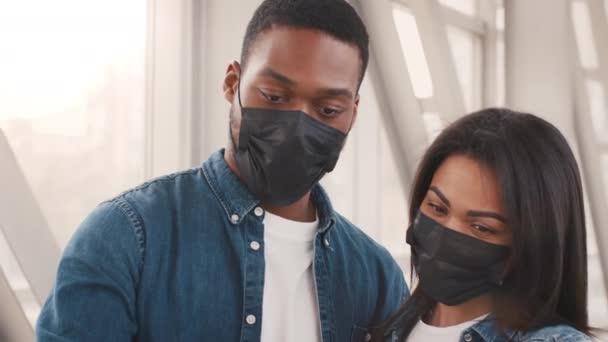 Afro-américains voyageurs couple posant avec avion modèle dans l'aéroport — Video