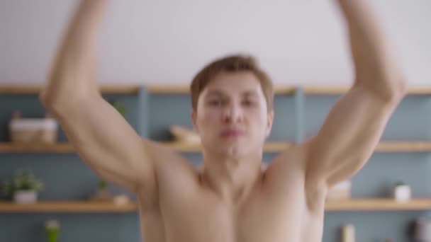 Aktivní kardio cvičení. Detailní záběr portrét mladého muže s nahý svalnatý trup dělá skákání Jack cvičení doma — Stock video