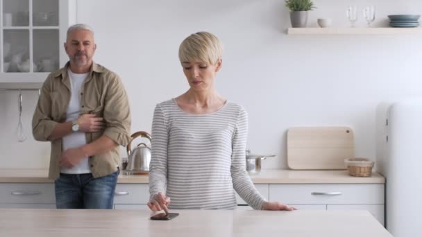 Чоловік заборонив дружині примирення після стоїть на кухні — стокове відео