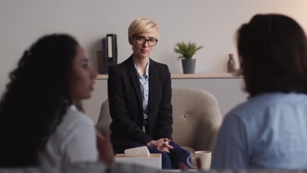 Arrabbiato emotivo sposato uomo e donna litigando in ufficio consulente, urlando e urlando l'un l'altro — Video Stock