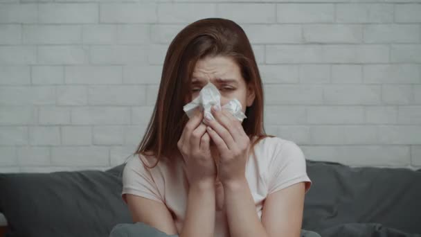 Depressive Frau weint, wischt Gesicht mit Papiertuch im Schlafzimmer — Stockvideo