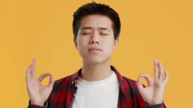 Barışçıl Japon Adam Meditasyon Sarı Arkaplan Üzerine Om Hareketi Yapıyor