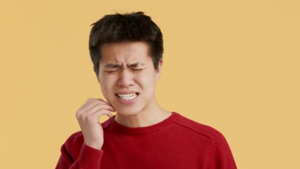Hombre chino que sufre de dolor de muelas, fondo naranja — Vídeos de Stock