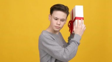 Sarsılan Çocuk Hediye Paketi ve Sarılma Kutusu, Sarı Arkaplan