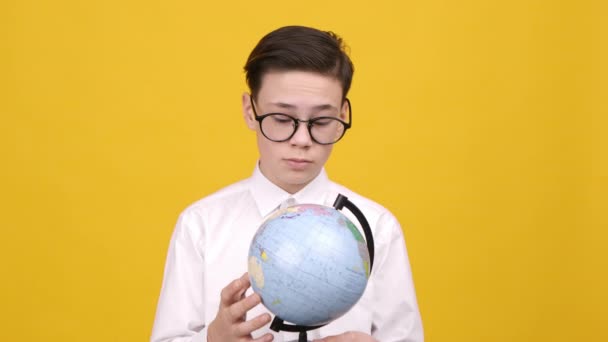 Smart Schoolboy ukazující prst na cíl na Zemi Globe, Studio — Stock video