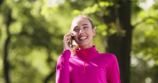 Primer plano retrato de la joven rubia feliz hablando por teléfono celular, disfrutando de una agradable charla con amigos o familiares — Vídeos de Stock