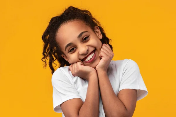 Bonito alegre afro-americano menina tocando bochechas — Fotografia de Stock