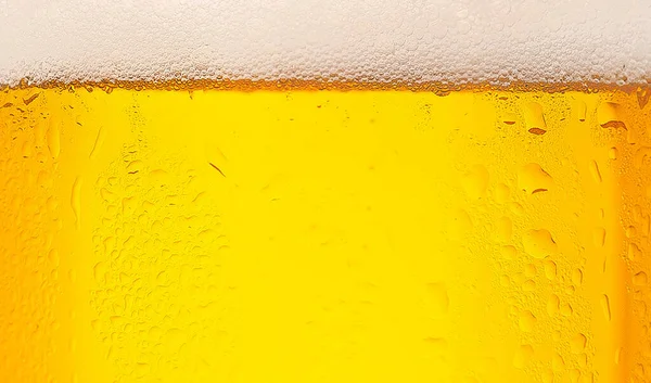 Bierbelletjes sluiten af, drinken en bestellen in de kroeg. Dranktextuur, zaken en reclame — Stockfoto