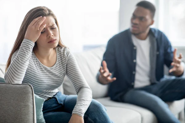 Huiselijke conflicten. Jong multicultureel echtpaar ruziën in woonkamer thuis — Stockfoto