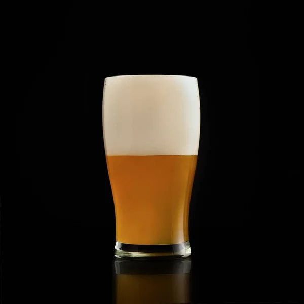 Bebida alcoólica deliciosa fresca para o cliente em pub, oferta e anúncio — Fotografia de Stock