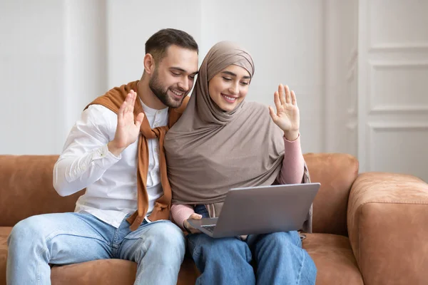 Felici sposi musulmani Video chiamata tramite computer portatile Saluto Ciao Indoor — Foto Stock