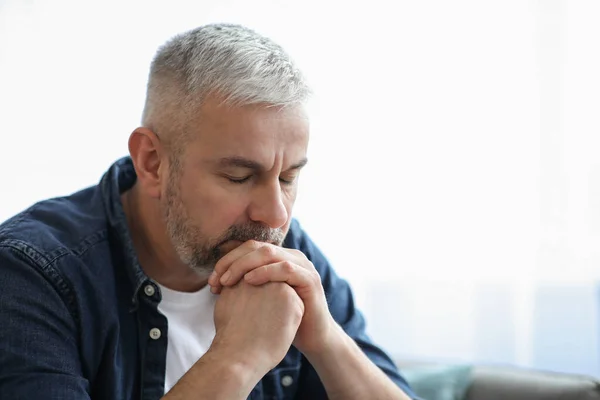 Triste anciano apoyado en las manos, primer plano retrato — Foto de Stock