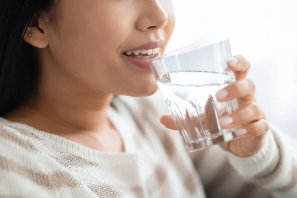 Detailní záběr mladé asijské ženy pití minerální vody ze skla — Stock fotografie