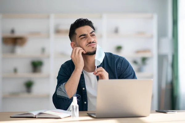 Arabe gars employé de bureau enlever masque facial, barbe frottante — Photo