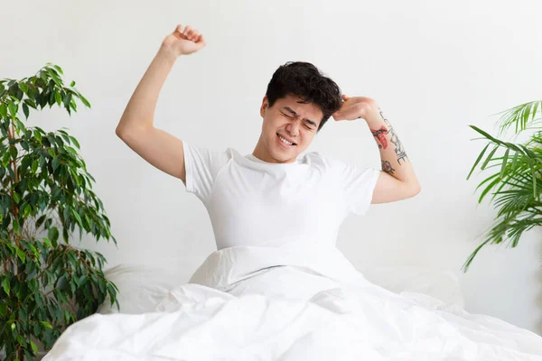 Duerme, disfruta del descanso en casa y del fin de semana libre durante la cuarentena covid-19. Ser seguro durante la pandemia — Foto de Stock