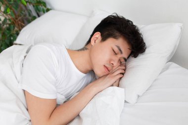 Yorgun adam yeterince uyuyor, dinleniyor, hafta sonları boş zamanlarında evde dinleniyor. Covid için kişisel izolasyon