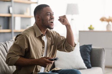 Duygusal Siyahi Adam Televizyonda Spor İzliyor Evde, Yan Görünümde