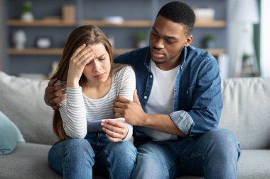 Kısırlık sorunları. Negatif Hamilelik Testine Bakan Üzücü Irklar Arası Çiftin Portresi