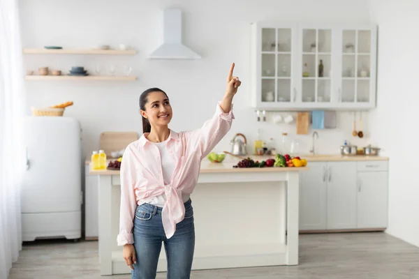 Smart Home Concept. Millennial kvinna pekande finger upp — Stockfoto
