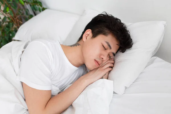 Cansado dorme o suficiente, descansa, relaxa em casa no tempo livre aos fins de semana de manhã. Auto-isolamento para covid — Fotografia de Stock