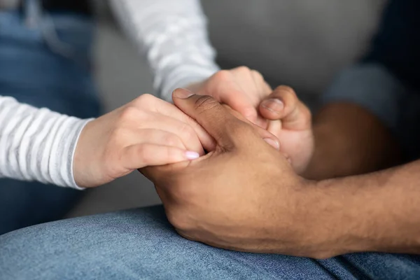 Imagen recortada de pareja interracial romántica sosteniendo las manos juntas — Foto de Stock