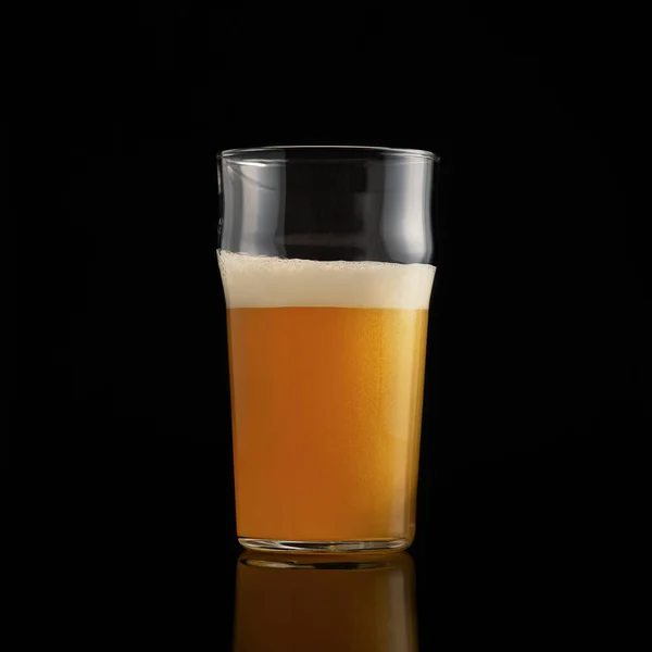 现代酒吧的新鲜啤酒广告，饮料行业 — 图库照片