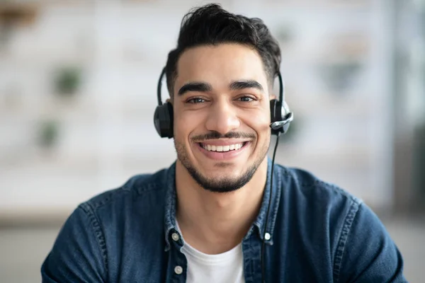 Close-up portret van gelukkig midden-oosten man met headset hebben gesprek — Stockfoto