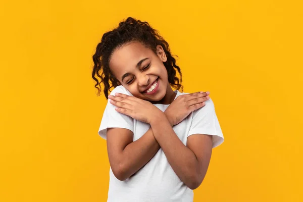 Black girl keeping hands on chest at studio — Stock Photo, Image