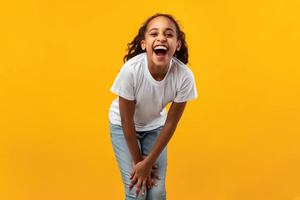 Alegre afroamericana chica riendo en cámara — Foto de Stock